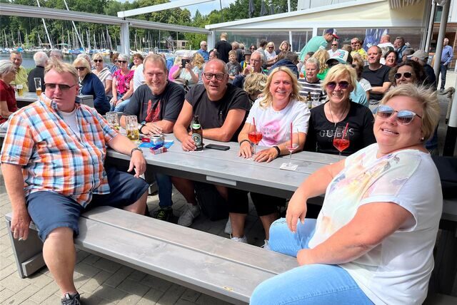 Halternerinnen und Halterner sitzen auf der Terrasse der Kajüte.