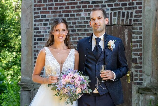 Carina (geborene Böhm) und Philip Schmudde haben auf Schloss Bladenhorst geheiratet.