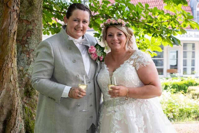 Martina Broll (r.) im weißen Hochzeitskleid und Jessica (geborene Eßmann) im grauen Kostüm feierten ihre standesamtliche Hochzeit am Hotel Goldschmieding.
