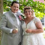 Martina Broll (r.) im weißen Hochzeitskleid und Jessica (geborene Eßmann) im grauen Kostüm feierten ihre standesamtliche Hochzeit am Hotel Goldschmieding.