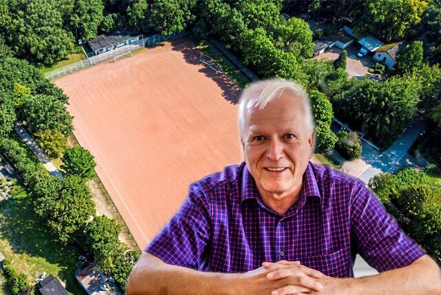 Franz-Josef Knoblauch – vor dem Sportplatz am Schimmelsheider Wald, auf dem die Feuerwache II errichtet werden soll.