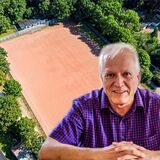 Franz-Josef Knoblauch – vor dem Sportplatz am Schimmelsheider Wald, auf dem die Feuerwache II errichtet werden soll.