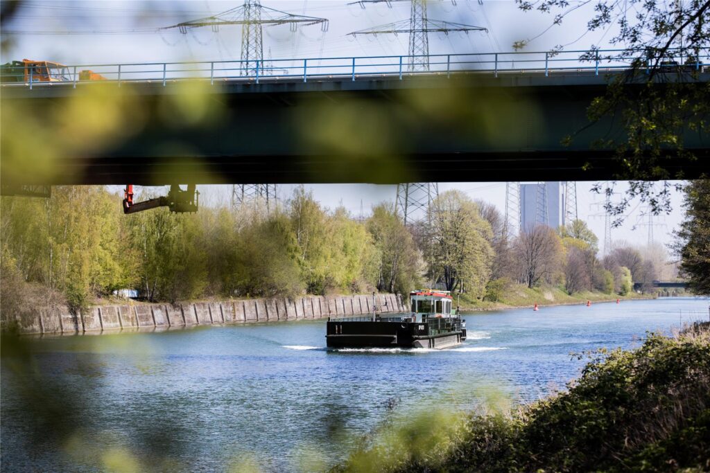 Ein Schiff fährt auf dem Rhein-Herne-Kanal unter der Emschertalbrücke hindurch. Ein Schiff fährt auf dem Rhein-Herne-Kanal unter der Emschertalbrücke hindurch.