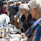 Habinghorst gilt in Castrop-Rauxel als ein Hot-Spot für Trödelmärkte. Wenn an der Siemensstraße oder wie an diesem Wochenende auf der Langen Straße Stände stehen, kommen die Menschen.