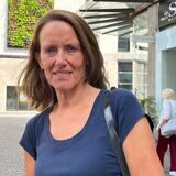 Links ein Mann, der unter einer Dusche im Freibad steht, rechts die Recklinghäuserin Ellen Beckmann-Sievers.