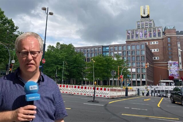 Montage: RN-Reporter Oliver Volmerich mit einem Mikrofon vor dem Dortmunder U und der Baustelle