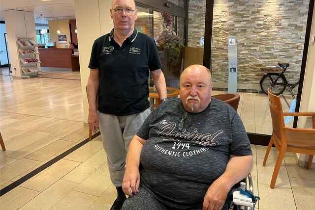 Bernd Feigl und Norbert Rose im Eingangsbereich des Franz-Von-Assisi-Hauses.