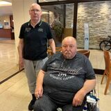 Bernd Feigl und Norbert Rose im Eingangsbereich des Franz-Von-Assisi-Hauses.