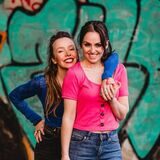 Das Schwestern-Duo „Zweii“ tritt bei der Dortmunder Schlagerparty 2023 auf.