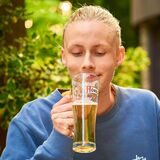 Schön grün, aber im Zentrum steht natürlich das hausgebraute Bier: RN-Reporter Joscha Westerkamp im Biergarten von Hövels Hausbrauerei.