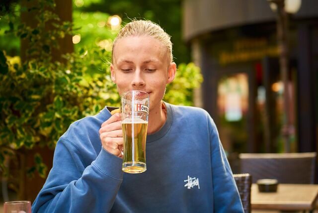 Schön grün, aber im Zentrum steht natürlich das hausgebraute Bier: RN-Reporter Joscha Westerkamp im Biergarten von Hövels Hausbrauerei.