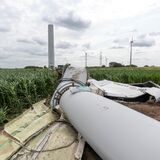 Trümmer des Windrades in Gescher im Maisfeld
