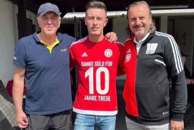 Hakki Gürbüz und sein Bruder Marco mit Süleyman Demirci