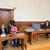 Nach einer lebensgefährlichen Bluttat in einem Pflegeheim in Hamm hat vor dem Dortmunder Schwurgericht der Mordversuch-Prozess begonnen. Angeklagt ist ein Ex-Bewohner (Mitte, Gesicht verdeckt). Links daneben: eine Dolmetscherin. Ganz rechts: Verteidiger Veit Demmig.
