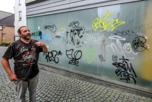 Markus Becker steht vor einer sogenannten Graffiti-Sammelstelle in Recklinghausen.