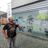 Markus Becker steht vor einer sogenannten Graffiti-Sammelstelle in Recklinghausen.