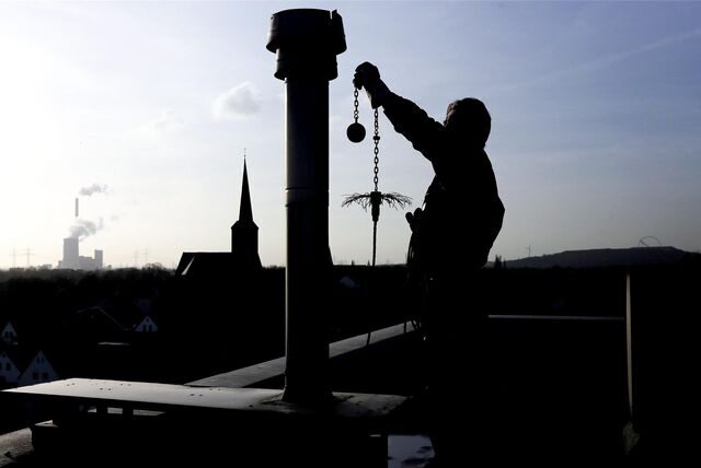 Ein Schornsteinfeger bei der Arbeit in Recklinghausen-Süd.