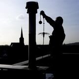 Ein Schornsteinfeger bei der Arbeit in Recklinghausen-Süd.