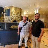 Feyyat Özdemir (r.) und Silat Omirate stehen in ihrem neuen Lokal „Maroush“ in Recklinghausen.