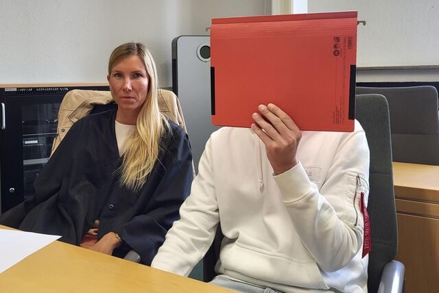 Voller Reue: Der Angeklagte neben Verteidigerin Isabelle Gronemeyer im Essener Landgericht.