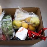 Eine Kiste mit Obst und Gemüse