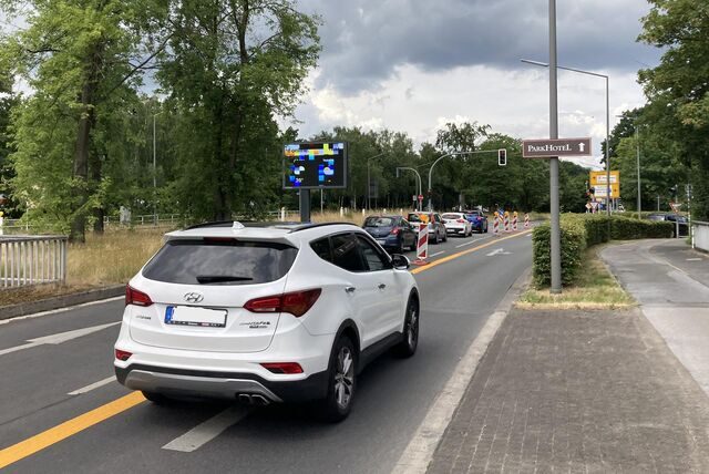 Autofahrer sah man anfangs fast häufiger auf dem Radschnellweg als Radler: Sie missdeuteten den Pop-Up-Weg als Rechtsabbiegespur.