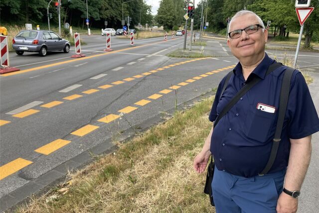 Josef Somogyi an der Einmündung Hervester Straße Bergstraße. Er zeigte uns an vielen Stellen, weshalb er das Experiment Radschnellweg im Stadtkern für misslungen hält.
