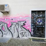 Eine mit Graffiti-Schmierereien gepflasterte Wand hinter St. Peter in Recklinghausen.
