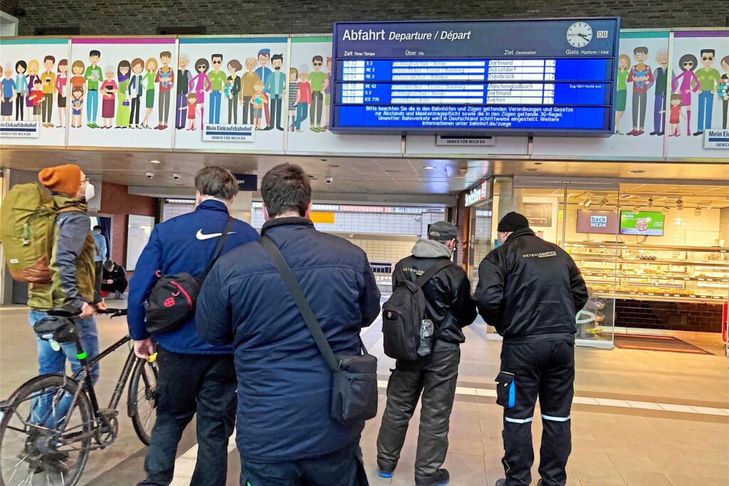 Fünf Personen stehen vorm Reisezentrum in Recklinghausen im Hauptbahnhof. Fünf Personen stehen vorm Reisezentrum in Recklinghausen im Hauptbahnhof.