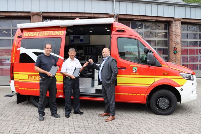 Oliver Lind, Michael Zeiser und Dominik Straßmann vor dem neuen Einsatzleitwagen der Berufsfeuerwehr Herten.