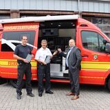 Oliver Lind, Michael Zeiser und Dominik Straßmann vor dem neuen Einsatzleitwagen der Berufsfeuerwehr Herten.