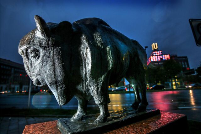 Ein Bronzebüffel und im Hintergrund der U-Turm in der Dämmerung.