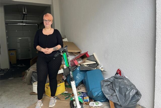 Joyce Lühring in der Hofdurchfahrt zu dem Mietshaus, im dem sie wohnt: Der Müll türmt sich mehr als einen Meter hoch.