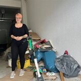 Joyce Lühring in der Hofdurchfahrt zu dem Mietshaus, im dem sie wohnt: Der Müll türmt sich mehr als einen Meter hoch.