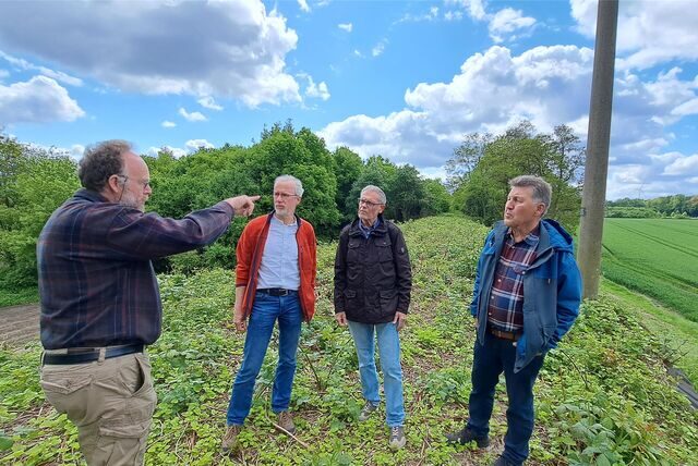 Mitglieder des Naturschutzbeirats des Kreises Recklinghausen stehen bei einem Ortstermin im Bereich Horneburg auf der König-Ludwig-Zechenbahntrasse: (v.l.) Alfons Pennekamp, Thomas Schiffgens, Dieter Jünemann und Heinz Boller.