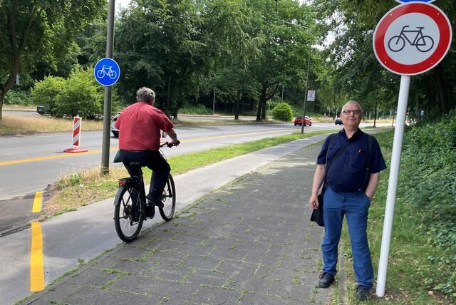 Josef Somogyi (r.) kennt sich als Autofahrer und Radfahrer mit dem Radschnellweg auf der Hervester Straße gut aus. Er zeigte uns die kritischen Punkte.