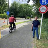 Josef Somogyi (r.) kennt sich als Autofahrer und Radfahrer mit dem Radschnellweg auf der Hervester Straße gut aus. Er zeigte uns die kritischen Punkte.