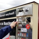 Praktikantin Tabea Artmannselm am demolierten Zigarettenautomaten an der Straße Im Hohen Winkel
