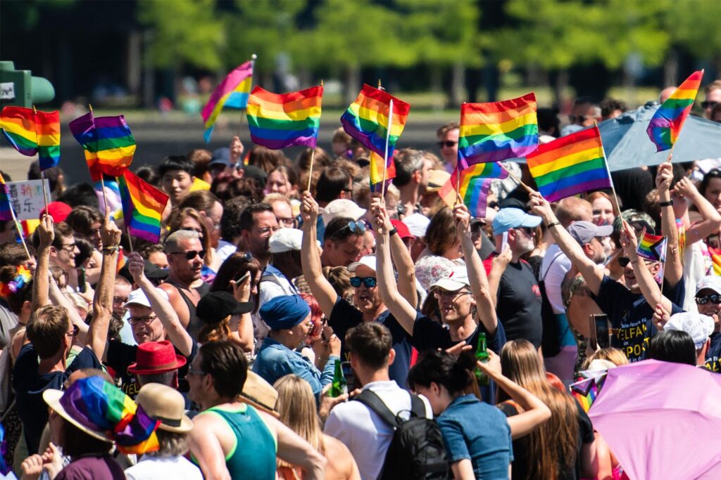Teilnehmer einer Parade zum Christopher Street Day (CSD) ziehen durch die Stadt Köln