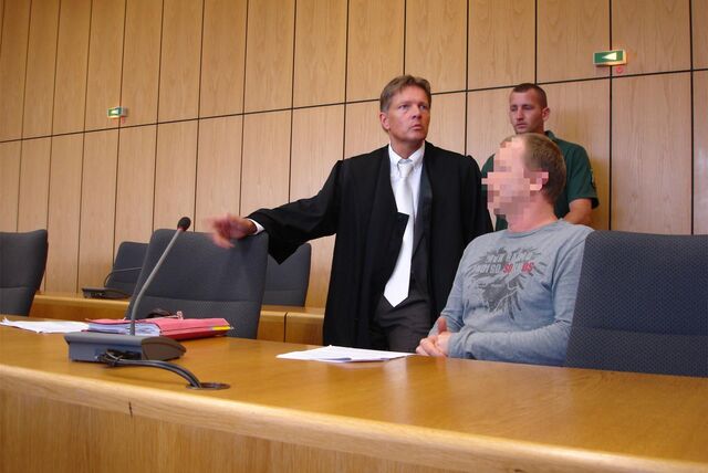 Der „Kandaouroff-Täter“ aus Haltern beim Prozessauftakt im Jahr 2011 am Bochumer Schwurgericht. Damals wie heute sein Verteidiger: Hans Reinhardt (links).