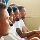 Die RN-Allstars lauschen den Worten von Trainer Dennis Hübner.