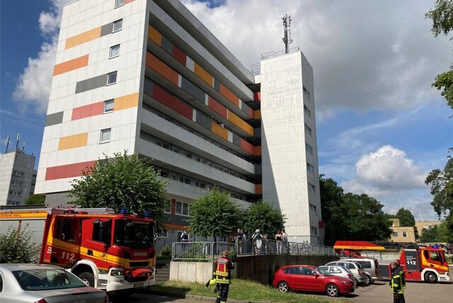 Die Löschzüge der Hauptwache und aus Alt-Marl eilten zum Hochhaus in der Barkhausstraße. Nach der Explosion einer Gaskartusche löschten die Feuerwehrleute kokelnden Kaffeesatz.