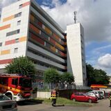 Die Löschzüge der Hauptwache und aus Alt-Marl eilten zum Hochhaus in der Barkhausstraße. Nach der Explosion einer Gaskartusche löschten die Feuerwehrleute kokelnden Kaffeesatz.