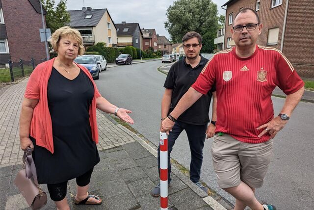 Martina Herrmann, Patrick Berner und Ralf Mauelshagen neben einem der Poller.