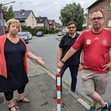 Martina Herrmann, Patrick Berner und Ralf Mauelshagen neben einem der Poller.