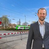 Montage zeigt Alexander Kinzel vor dem Bahnübergang an der Hochlarmarkstraße in Recklinghausen.