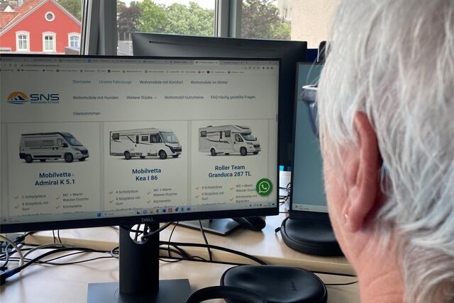 Die Betrüger haben ein Wohnmobil, „Admiral K 5.1“ (l.), online reserviert, persönlich abgeholt und nicht zurückgebracht.