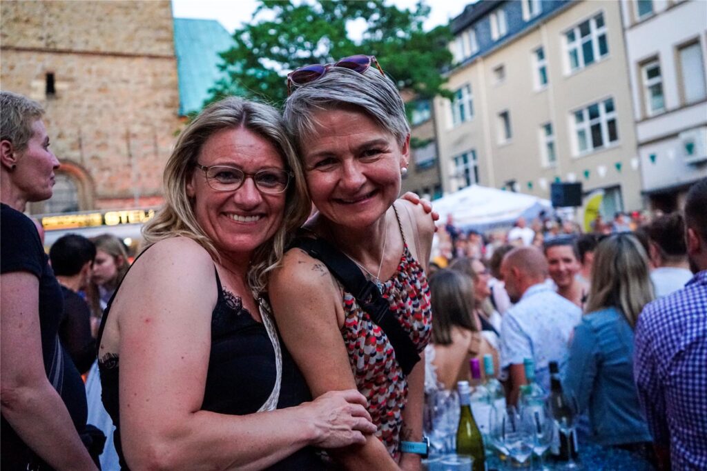 Zwei fröhliche Besucherinnen auf dem Abendmarkt in Recklinghausen
