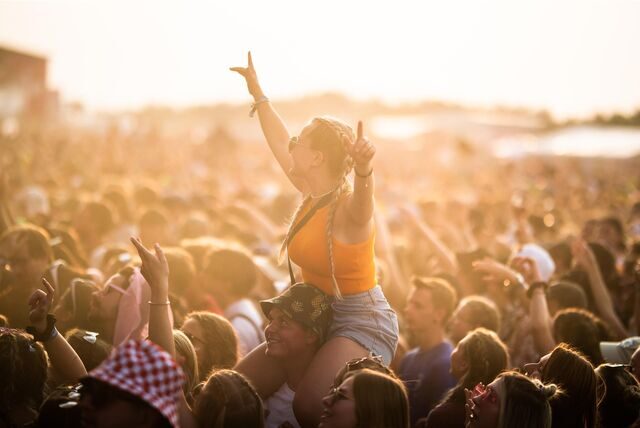 Festival Besucher tanzen