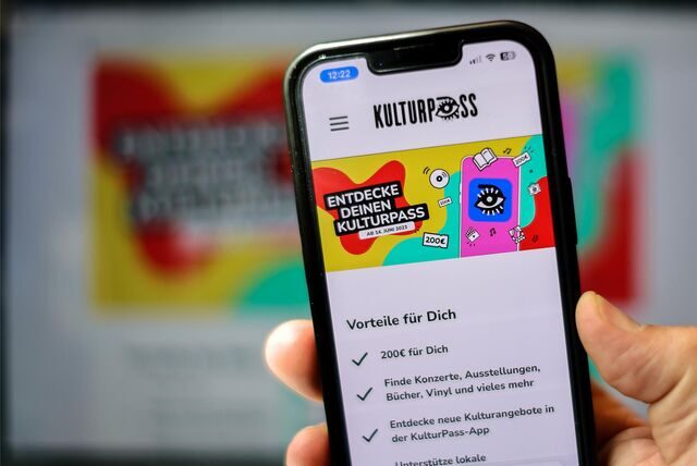 Eine Hand hält ein Handy in der Hand.